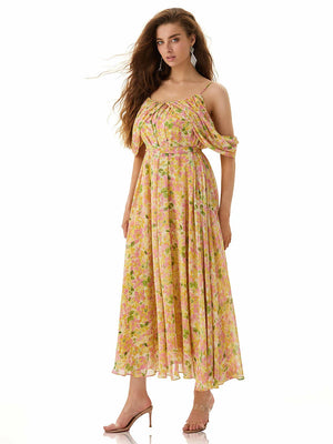 Model wearing Floral Off Shoulder Dress from MAJOR CRUSH（1）